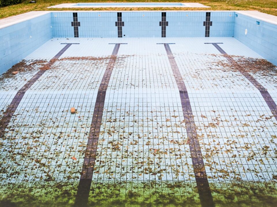 Gunite vs Fiberglass Pools: What Homeowners Need to Know